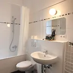 Nook Design-apartments Mit Kueche, Duschbad, Neben U-bahn Station Aber Ruhig Gelegen Apartman