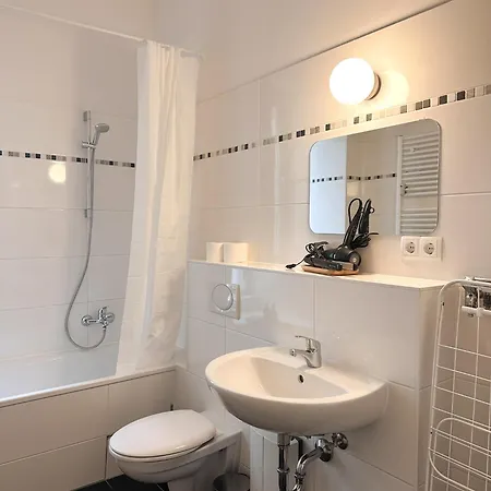 Nook Design-apartments Mit Kueche, Duschbad, Neben U-bahn Station Aber Ruhig Gelegen アパート