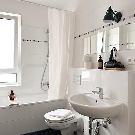 Nook Design-apartments Mit Kueche, Duschbad, Neben U-bahn Station Aber Ruhig Gelegen アパート