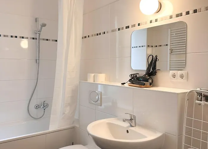 Nook Design-apartments Mit Kueche, Duschbad, Neben U-bahn Station Aber Ruhig Gelegen Apartment