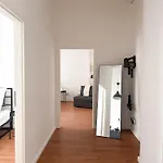 Nook Design-apartments Mit Kueche, Duschbad, Neben U-bahn Station Aber Ruhig Gelegen