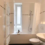 شقة Nook Design-apartments Mit Kueche, Duschbad, Neben U-bahn Station Aber Ruhig Gelegen