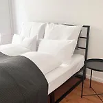 شقة Nook Design-apartments Mit Kueche, Duschbad, Neben U-bahn Station Aber Ruhig Gelegen برلين