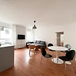 Nook Design-apartments Mit Kueche, Duschbad, Neben U-bahn Station Aber Ruhig Gelegen