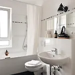 Nook Design-apartments Mit Kueche, Duschbad, Neben U-bahn Station Aber Ruhig Gelegen شقة